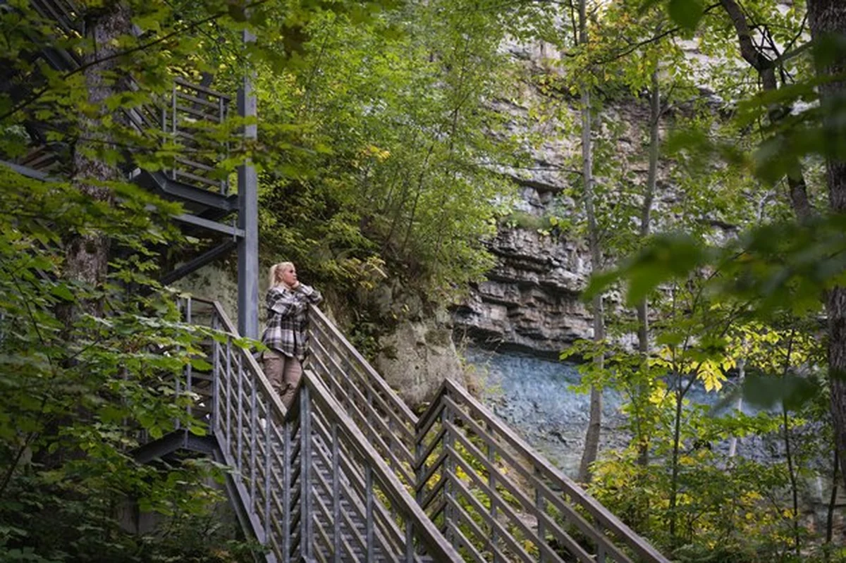 Młoda dziewczyna przy wodospadzie Ontika w letni dzień