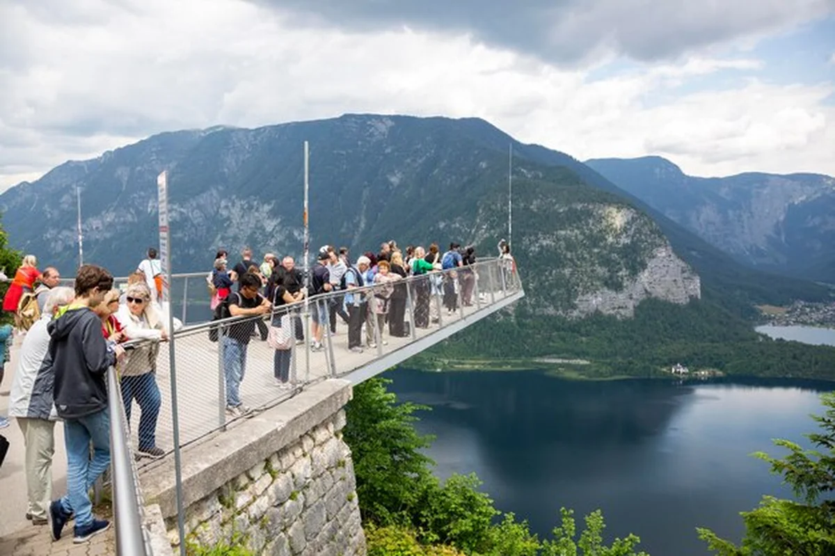 Pokład widokowy w Hallstatt Austria z panoramicznym widokiem