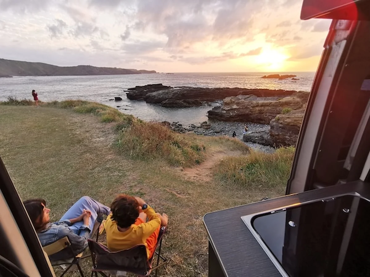 Zachód słońca nad kamperem w przyrodzie