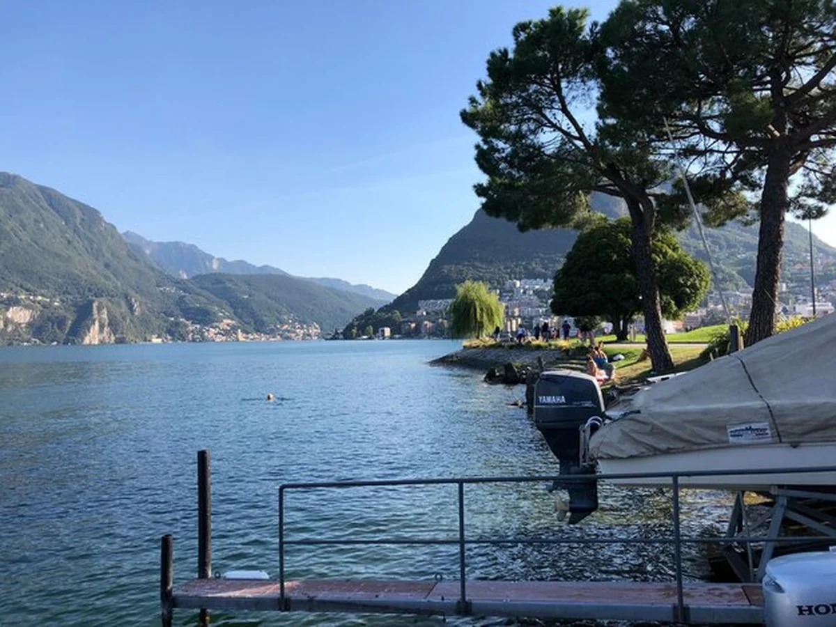 Widok na jezioro na tle nieba