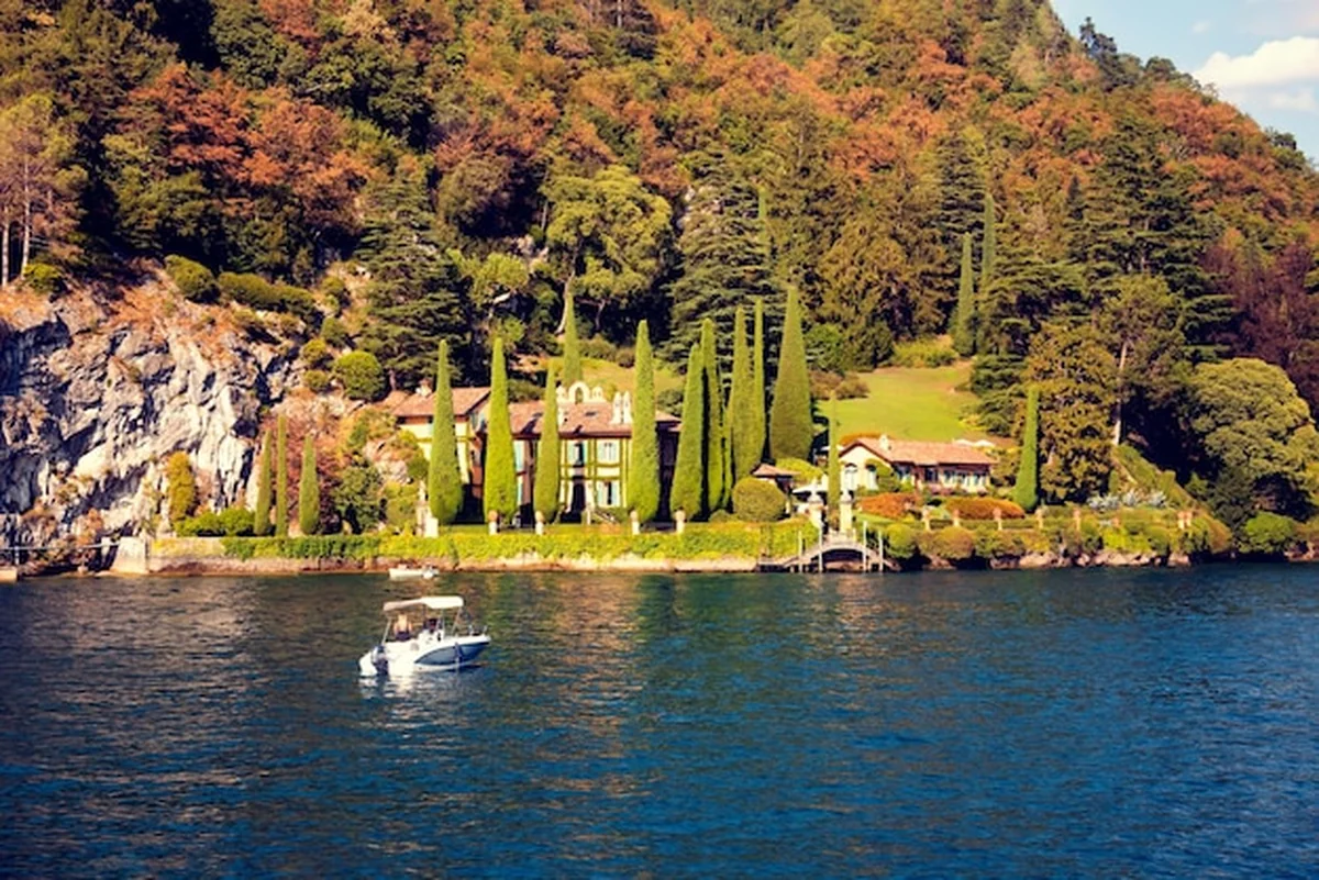 Jezioro Como we Włoszech z górami i jeziorem o kolorze niebieskim