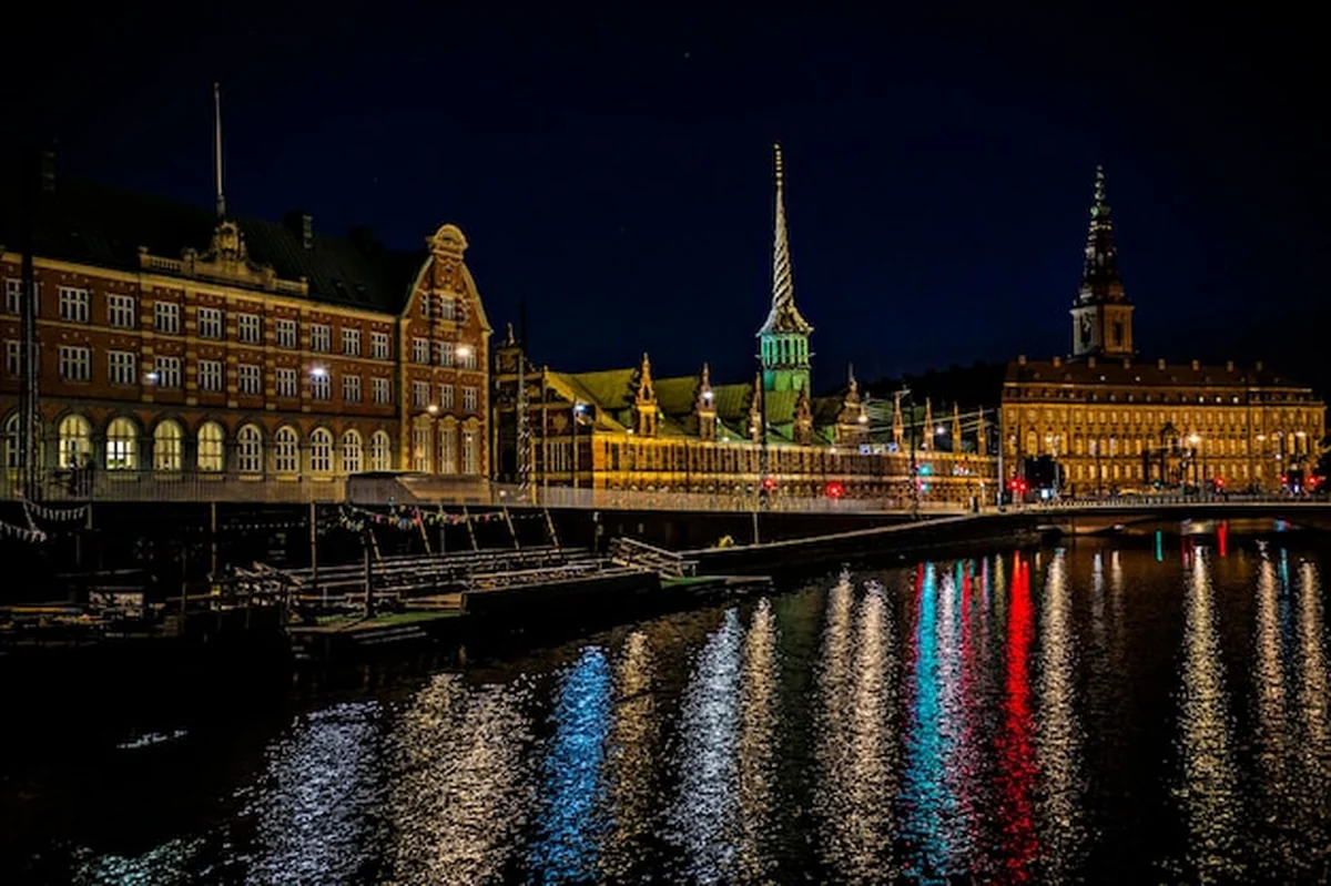 Nocne miasto Kopenhagi z XVII-wieczną giełdą papierów wartościowych Brsen