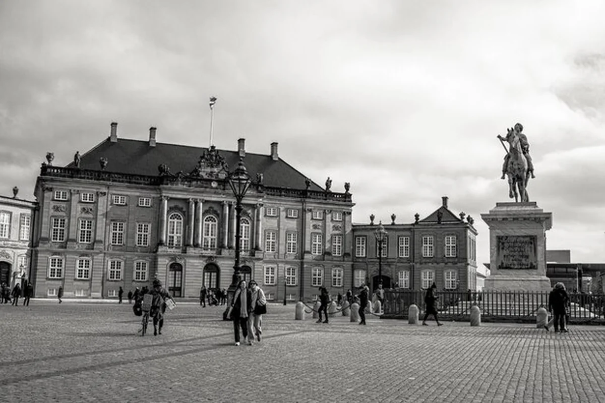 Czarno-biały widok pałacu Amalienborg w Kopenhadze