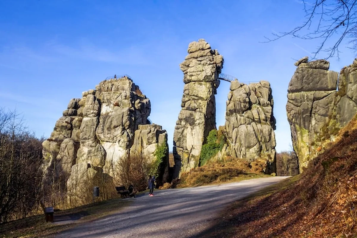 Formacje skalne na drodze na tle nieba