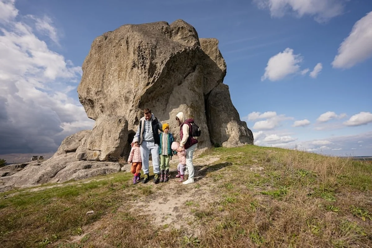 Rodzina wędrująca po kamienistym wzgórzu na Ukrainie