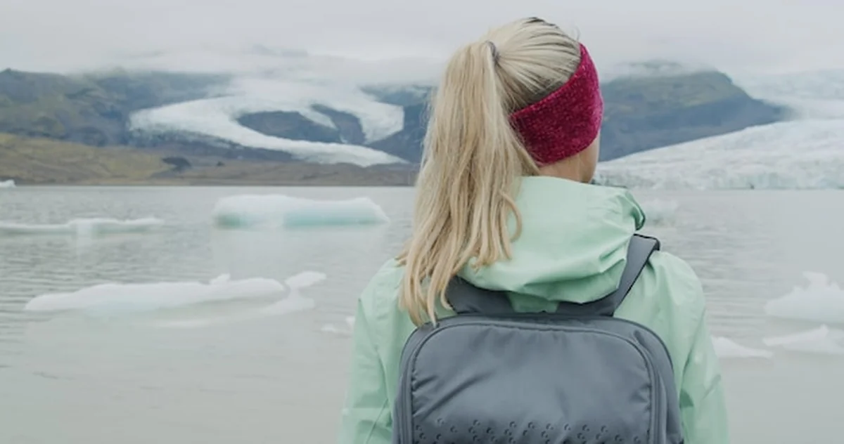 Kobieta odwiedzająca atrakcję - Fjallsárlón, laguna lodowcowa