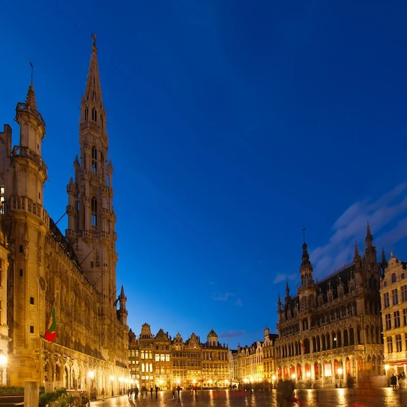 Widok na oświetlony plac Grand Place w Brukseli, Belgia