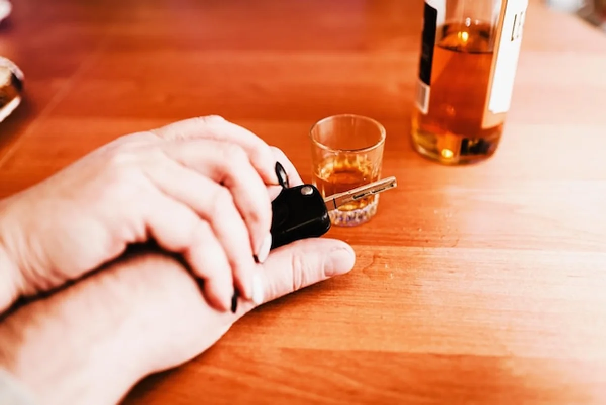 Uzależnienie od alkoholu - niebezpieczeństwo prowadzenia samochodu