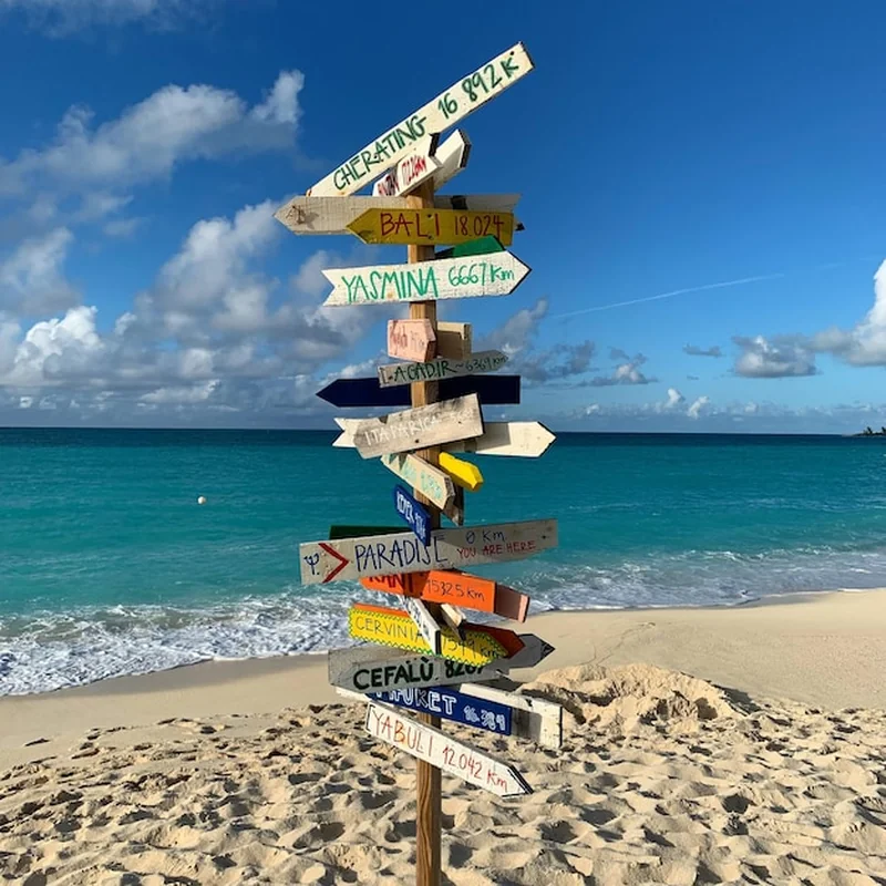 Znak informacyjny na plaży na tle nieba