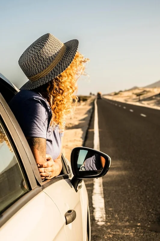 Kobiety podziwiające krajobraz zatrzymują samochód na poboczu drogi