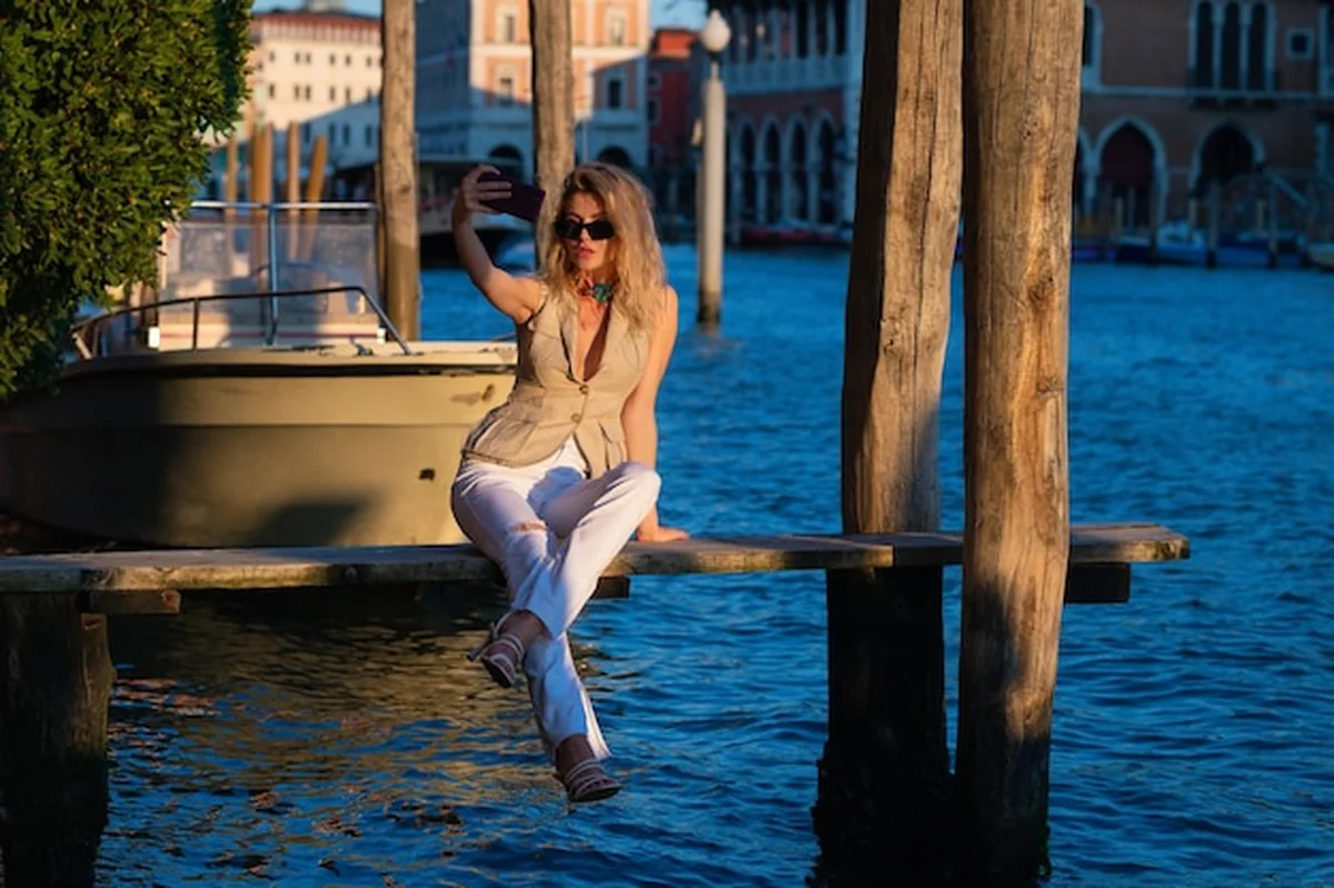 Kobieta na letnich wakacjach w Wenecji obok kanałów