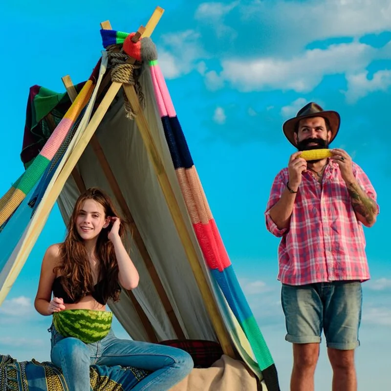 Romantyczna para w namiocie na kempingu obok przyrody