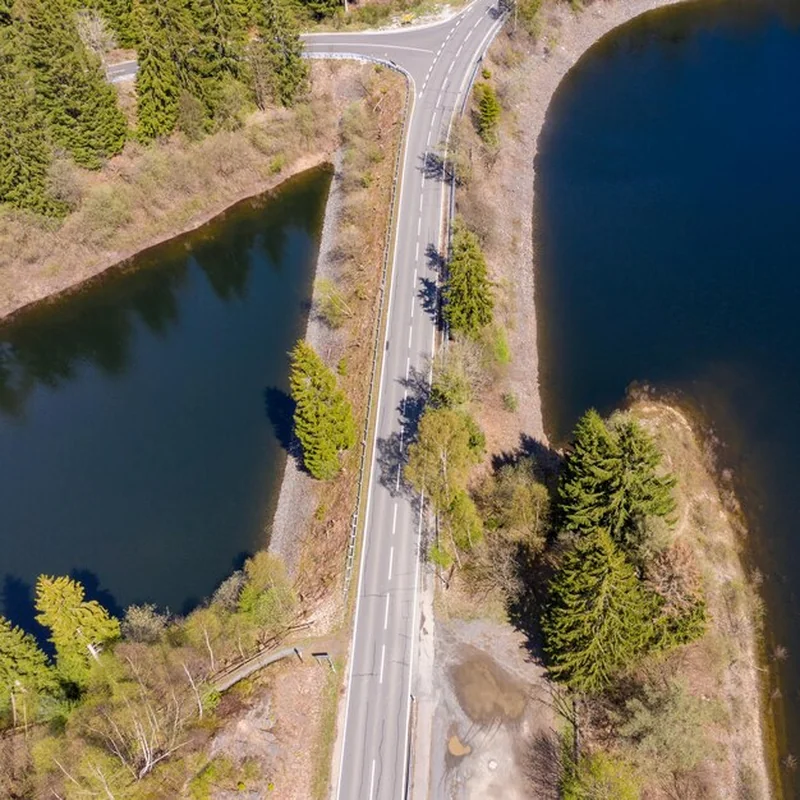 Droga przez rzekę z wysokiego punktu widzenia
