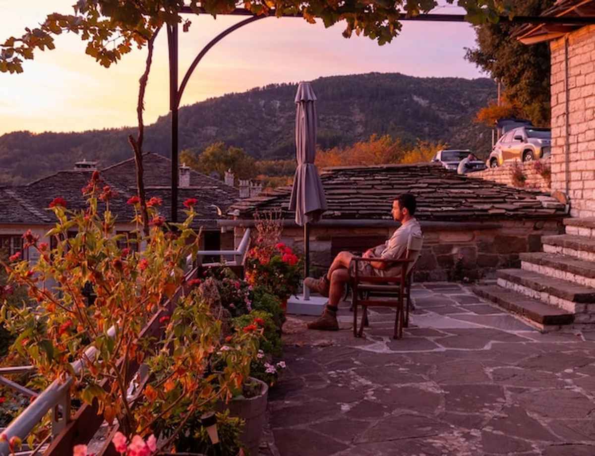 Turysta oglądający zachód słońca w górach Epiru w Grecji