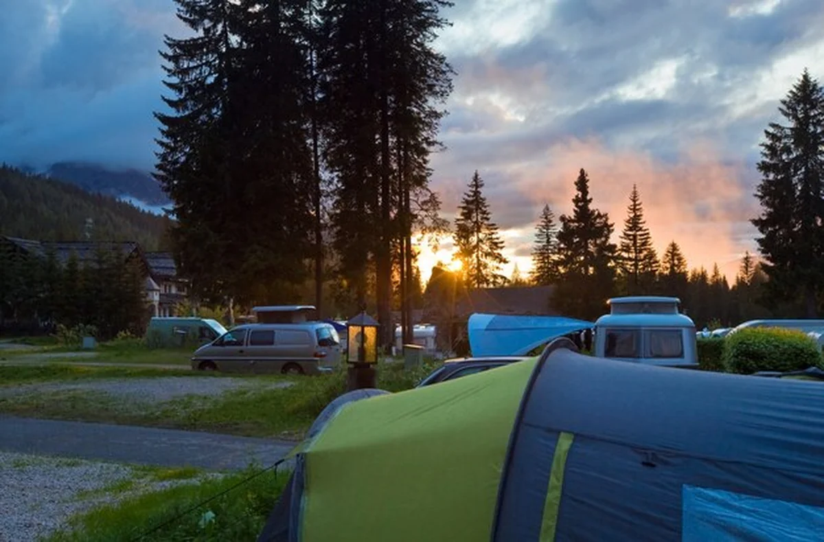Letni widok na zachód słońca we włoskich dolomitach
