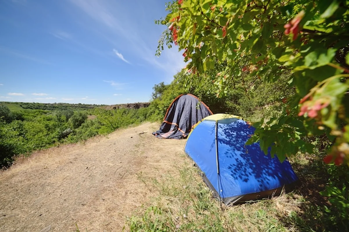 Dwa turystyczne namioty na tle pięknej scenerii i zieleni