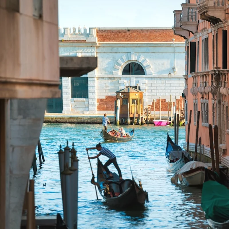 Widok na Canal Grande z gondolą i gondolierem w Wenecji, Włochy
