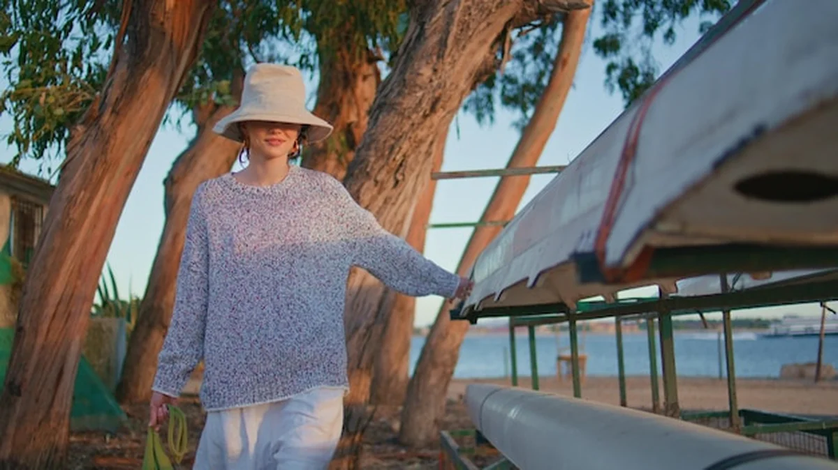 Letnia dziewczyna odpoczywająca nad rzeką dotykająca kajaka