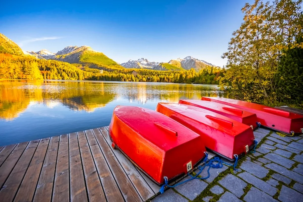 Poranny widok na Jezioro Szczyrbskie w Parku Narodowym Wysokie Tatry na Słowacji