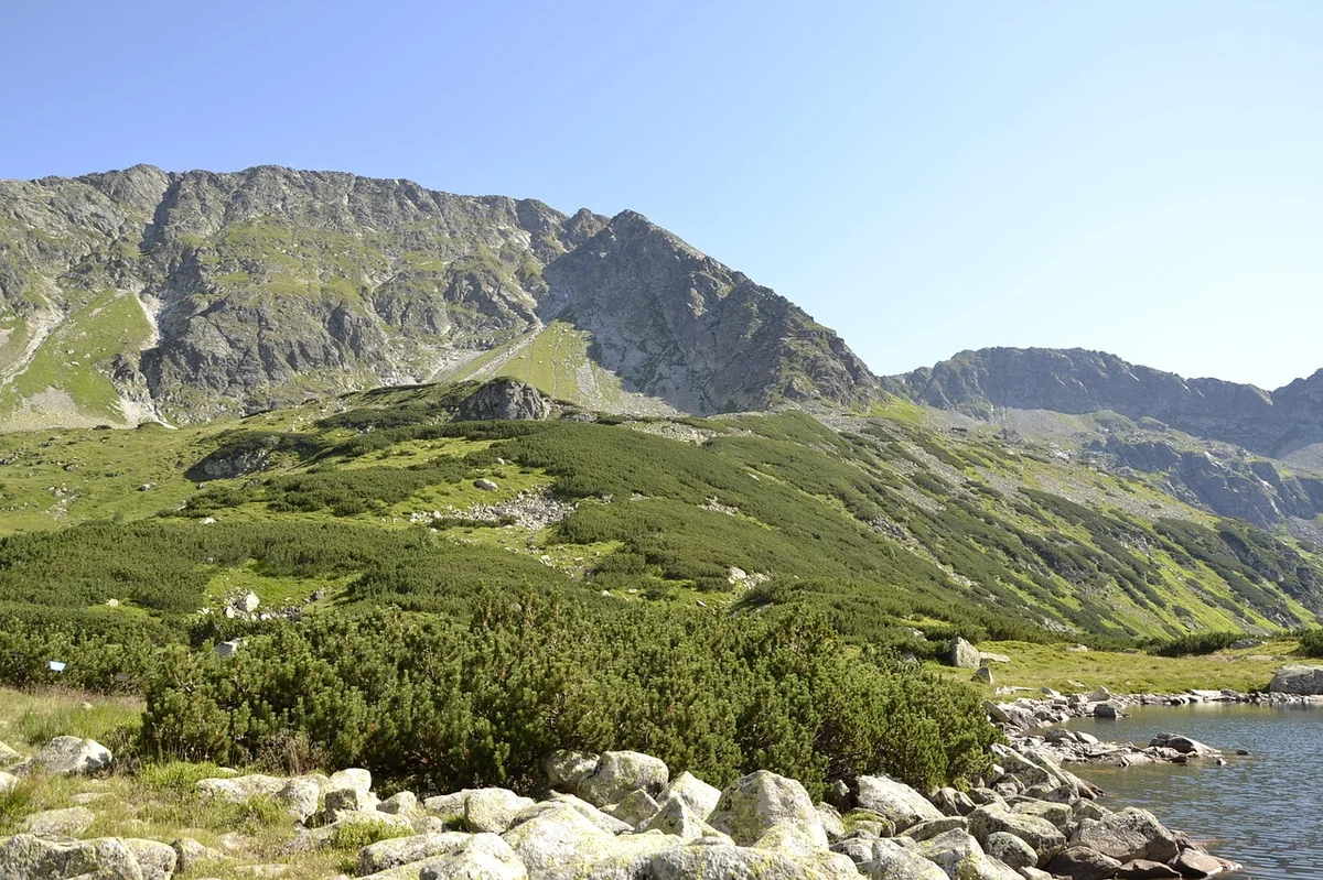 Czym jest camping na dziko i podstawowe zasady w Polsce. Informacje o noclegach w Tatrach